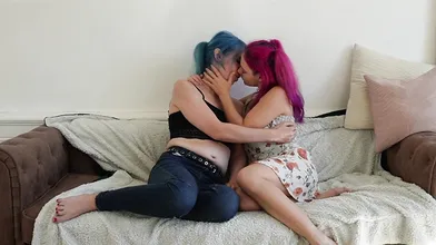 Ma copine me dit vraiment de baiser ma meilleure amie devant elle ? French Amateur threesome